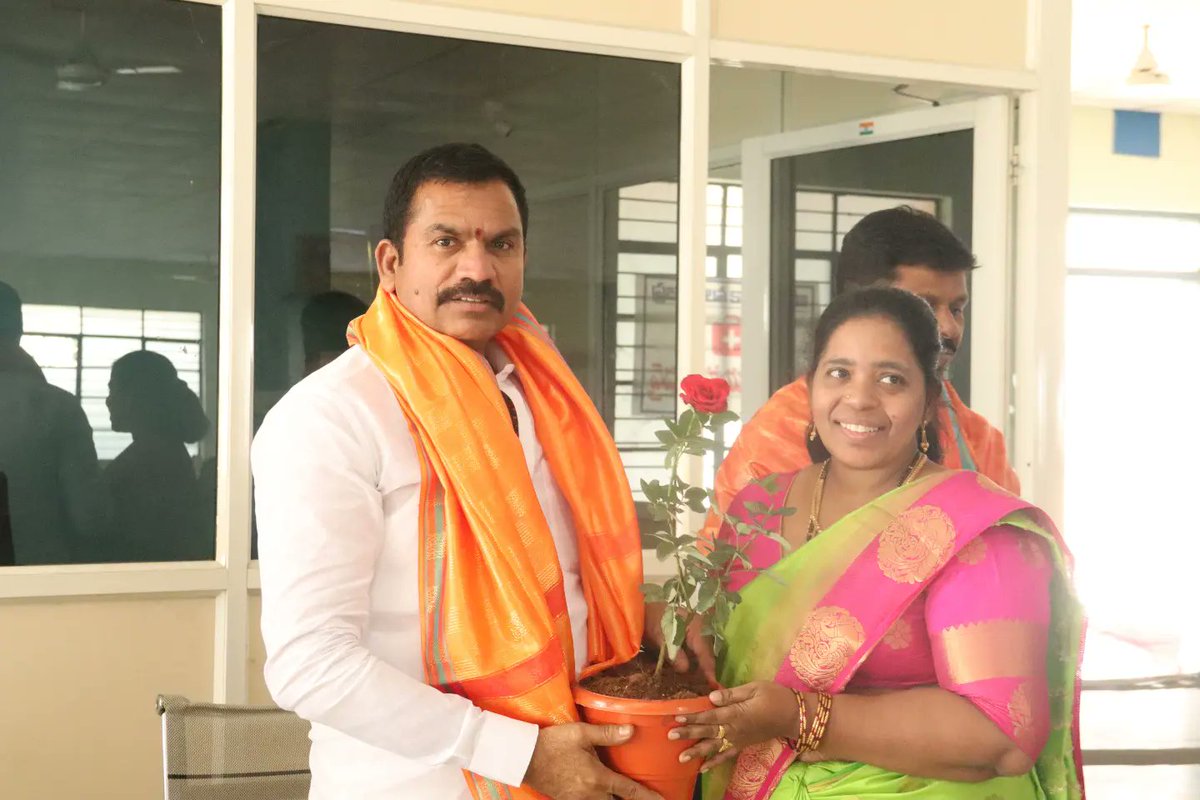MKYTRS's tweet photo. మహిళా దినోత్సవ వేడుకలలో ముఖ్య అతిథిగా పాల్గొన్న కార్పొరేటర్ మెట్టు కుమార్ యాదవ్....

అంతర్జాతీయ మహిళా దినోత్సవం సందర్భంగా ఈ రోజు పటాన్చెరు లోని బిఆర్ఎస్ పార్టీ మహిళా విభాగం వారు జిహెచ్ఎంసి మల్టీపర్పస్ ఫంక్షన్ హాల్ లో నిర్వహించిన మహిళా దినోత్సవ వేడుకలలో కార్పొరేటర్ మెట్టు కుమార్ https://t.co/xw7vj61off