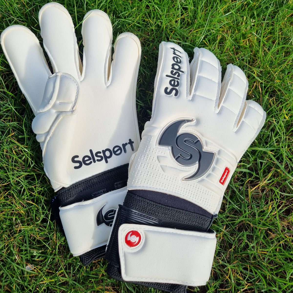 Wrappa Classic Hybrid Cut Goalkeeper Gloves: the perfect fusion of Flat Palm and Roll Finger designs. With a single piece of latex on the palm for superior grip and rolls around the fingers for enhanced control, these gloves offer the best of both worlds. 👌⚽