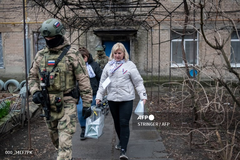 JakeCordell's tweet photo. Voting in Russia's presidential election underway in occupied Ukraine

📷AFP stringer https://t.co/hqpXRkDMBJ