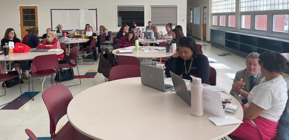 Day 4 of #CivicLearningWeek: Grade 4 civics & U.S. History teachers in the Brandywine School District learn about Delaware civics standards, assessments, and model lessons from Delaware Center for Civics Education Assistant Director, @scotteabbott in support of this week.