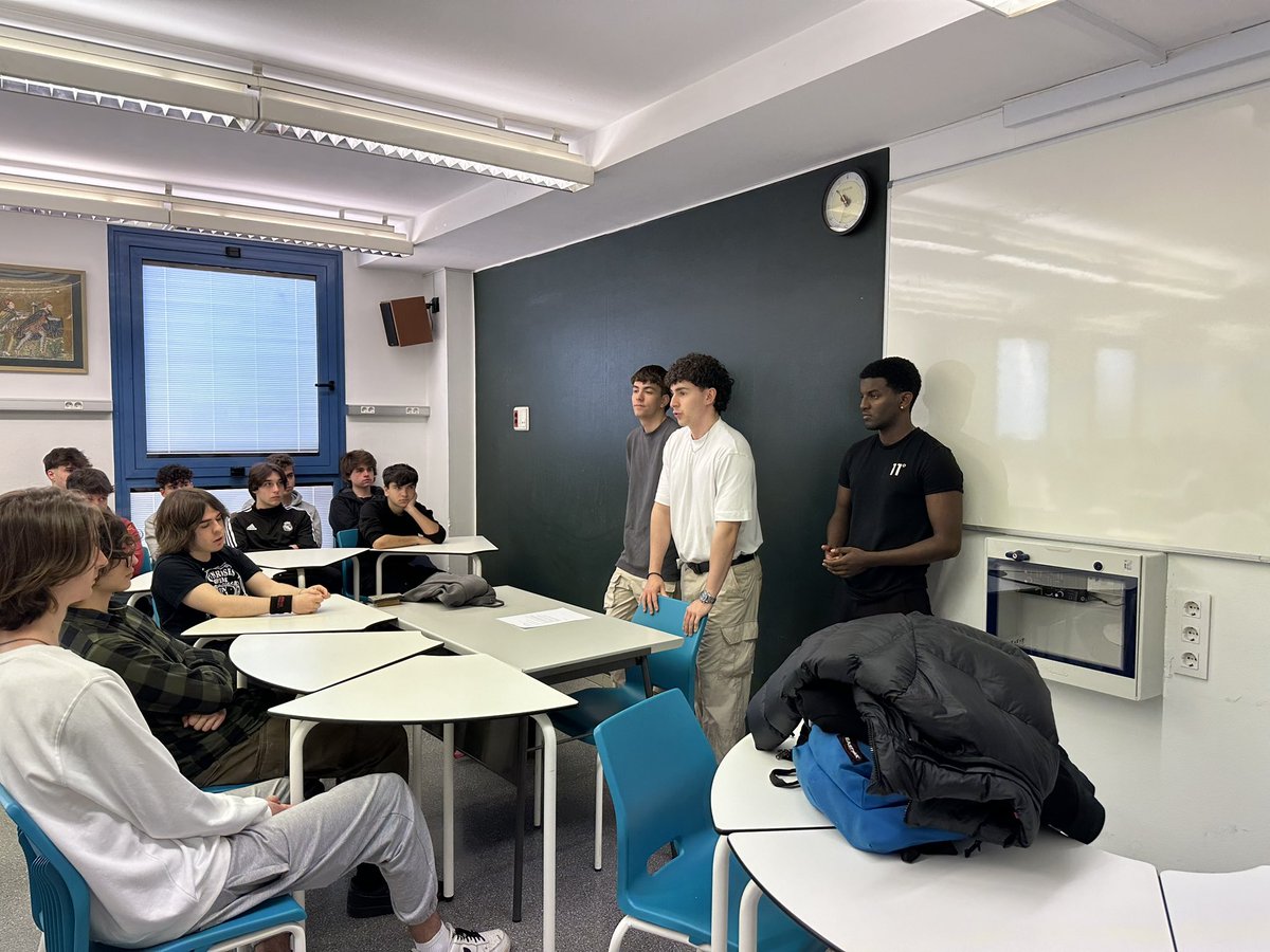 standreu's tweet photo. Aquest matí, en Cesc Fernández, en Pol Molina i en Martí Vidal han participat en la sessió d'orientació per als alumnes de #2BAT, tot exposant la seva experiència a la universitat i en els cicles formatius de grau superior.
El futur és vostre! https://t.co/zGFssZwac3