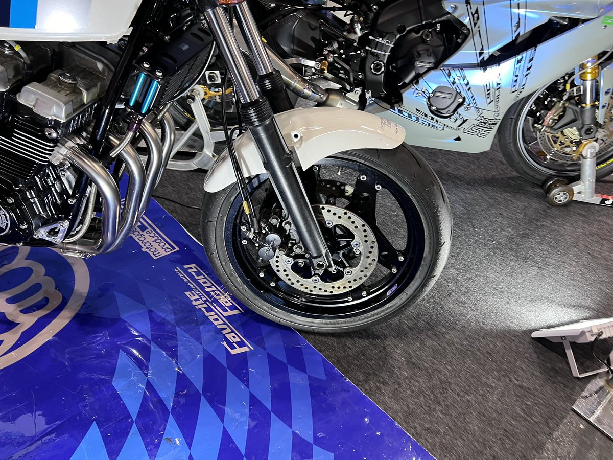 321Favorite's tweet photo. シンデモ車 #CBX 
当時風にプーメランコムスターやけどアウターディスクで前後17インチ、R11
CBRベースエンジンフルO/H 465、ハイカム、ハイコンプ、550キャブ、ワンオフヤマモトレーシング、550ミッション、芯出しクランク、軽量インナーローター、アクティブオイルクーラー
足回り換装 CB750フォーク中身色々、CBR400Fスイングアーム、YSSワンオフリヤサス、ブレンボマスター、フレーム補強、角度付きハンドル、ワイヤー、ハーネス類新品、
ウチみたいなショップが当時の雰囲気で快速ツーリング旧車を作ればどんなんなるかなと思って色々と考えながら、色々な方々とサプライヤー様にご協力頂き完成しました。
ありがとうございます！
走る 止まる 曲がるを念頭に新型車には無い魅力とシブさ気持ち良さが出せたと思います。
皆様是非見に来てください。
よろしくお願い致します。
#YSS #Peo #FavoriteFactory #ヤマモトレーシング #川瀬彦 #シライサービス #大阪モーターサイクルショー  #レースクイーン  #キャンギャル