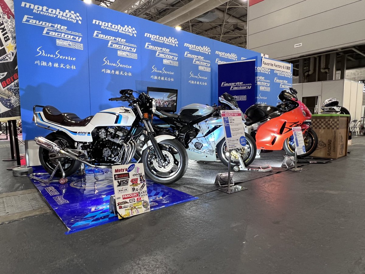 321Favorite's tweet photo. シンデモ車 #CBX 
当時風にプーメランコムスターやけどアウターディスクで前後17インチ、R11
CBRベースエンジンフルO/H 465、ハイカム、ハイコンプ、550キャブ、ワンオフヤマモトレーシング、550ミッション、芯出しクランク、軽量インナーローター、アクティブオイルクーラー
足回り換装 CB750フォーク中身色々、CBR400Fスイングアーム、YSSワンオフリヤサス、ブレンボマスター、フレーム補強、角度付きハンドル、ワイヤー、ハーネス類新品、
ウチみたいなショップが当時の雰囲気で快速ツーリング旧車を作ればどんなんなるかなと思って色々と考えながら、色々な方々とサプライヤー様にご協力頂き完成しました。
ありがとうございます！
走る 止まる 曲がるを念頭に新型車には無い魅力とシブさ気持ち良さが出せたと思います。
皆様是非見に来てください。
よろしくお願い致します。
#YSS #Peo #FavoriteFactory #ヤマモトレーシング #川瀬彦 #シライサービス #大阪モーターサイクルショー  #レースクイーン  #キャンギャル