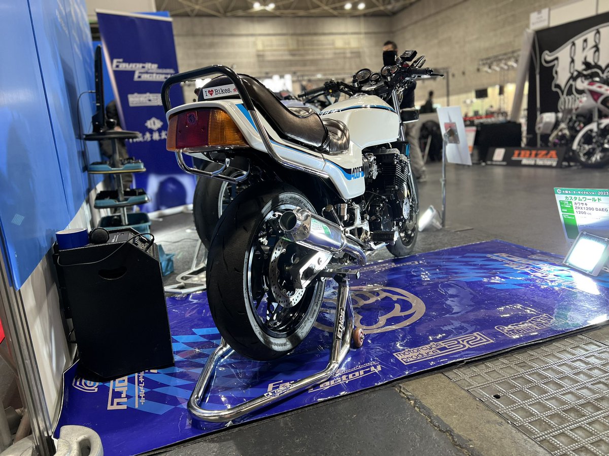 321Favorite's tweet photo. シンデモ車 #CBX 
当時風にプーメランコムスターやけどアウターディスクで前後17インチ、R11
CBRベースエンジンフルO/H 465、ハイカム、ハイコンプ、550キャブ、ワンオフヤマモトレーシング、550ミッション、芯出しクランク、軽量インナーローター、アクティブオイルクーラー
足回り換装 CB750フォーク中身色々、CBR400Fスイングアーム、YSSワンオフリヤサス、ブレンボマスター、フレーム補強、角度付きハンドル、ワイヤー、ハーネス類新品、
ウチみたいなショップが当時の雰囲気で快速ツーリング旧車を作ればどんなんなるかなと思って色々と考えながら、色々な方々とサプライヤー様にご協力頂き完成しました。
ありがとうございます！
走る 止まる 曲がるを念頭に新型車には無い魅力とシブさ気持ち良さが出せたと思います。
皆様是非見に来てください。
よろしくお願い致します。
#YSS #Peo #FavoriteFactory #ヤマモトレーシング #川瀬彦 #シライサービス #大阪モーターサイクルショー  #レースクイーン  #キャンギャル