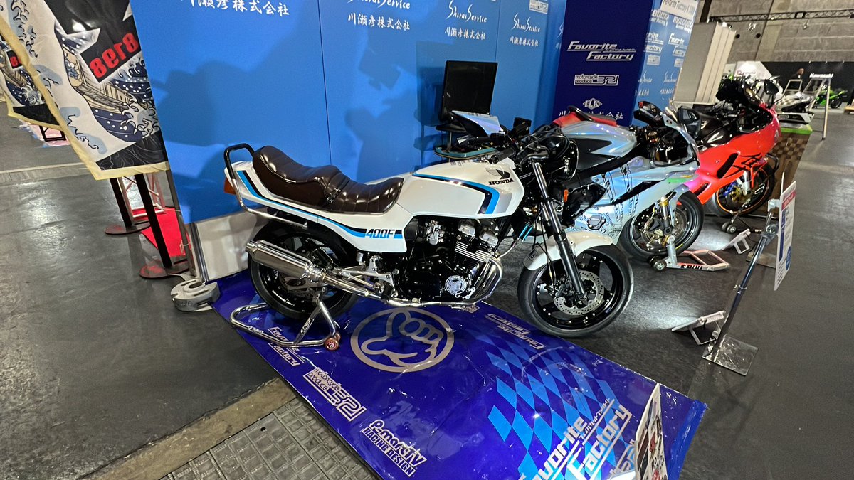 321Favorite's tweet photo. シンデモ車 #CBX 
当時風にプーメランコムスターやけどアウターディスクで前後17インチ、R11
CBRベースエンジンフルO/H 465、ハイカム、ハイコンプ、550キャブ、ワンオフヤマモトレーシング、550ミッション、芯出しクランク、軽量インナーローター、アクティブオイルクーラー
足回り換装 CB750フォーク中身色々、CBR400Fスイングアーム、YSSワンオフリヤサス、ブレンボマスター、フレーム補強、角度付きハンドル、ワイヤー、ハーネス類新品、
ウチみたいなショップが当時の雰囲気で快速ツーリング旧車を作ればどんなんなるかなと思って色々と考えながら、色々な方々とサプライヤー様にご協力頂き完成しました。
ありがとうございます！
走る 止まる 曲がるを念頭に新型車には無い魅力とシブさ気持ち良さが出せたと思います。
皆様是非見に来てください。
よろしくお願い致します。
#YSS #Peo #FavoriteFactory #ヤマモトレーシング #川瀬彦 #シライサービス #大阪モーターサイクルショー  #レースクイーン  #キャンギャル