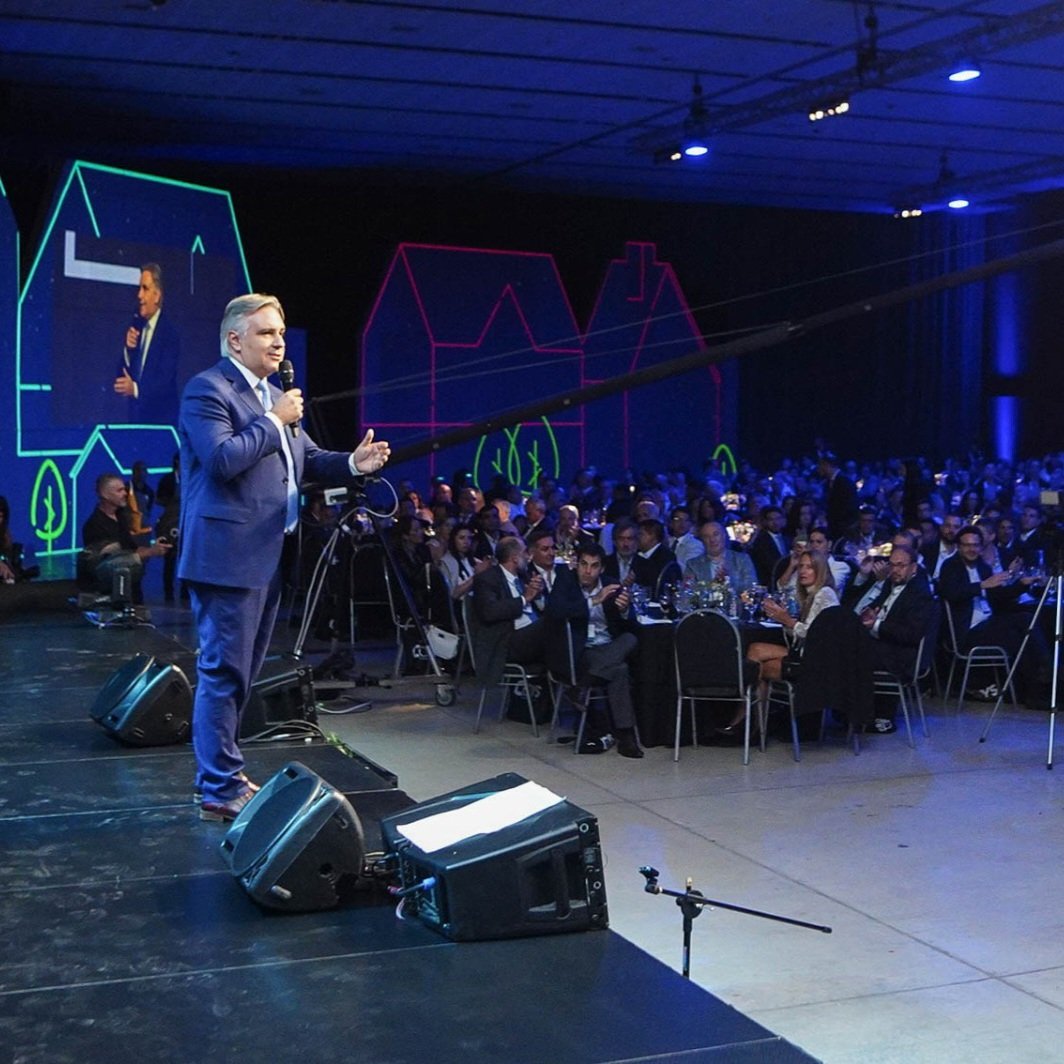 marcerodio's tweet photo. Participamos del encuentro federal de ciudades y empresas organizado por la Red de Innovación Local.
El gobernador @MartinLlaryora recibió a los intendentes y empresarios que se reúnen para intercambiar ideas y potenciar el trabajo conjunto entre los sectores público y privado.🤝 https://t.co/PTINNrzAe3
