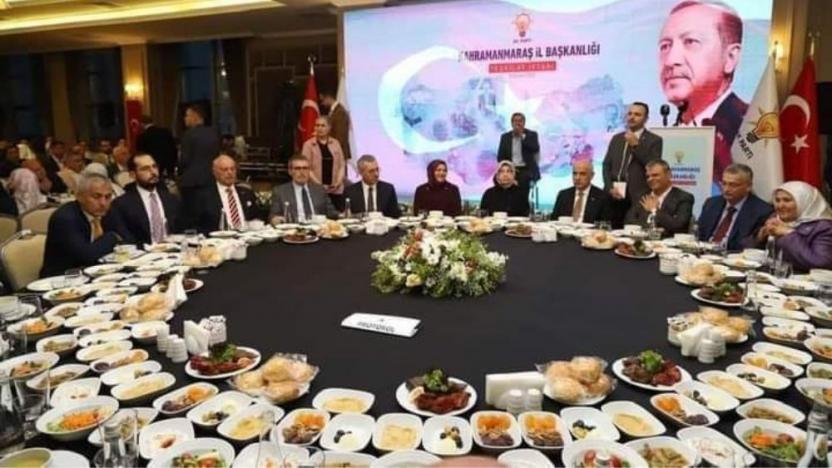 Kim bunlar biliyor musunuz?
Kendi deyimleri ile fakir evlerini ziyaret edip menemen yapan, sonrada masa yokmuş gibi yerde diz çökerek yiyen ve bu fotoğrafları servis edip milletin aklıyla alay eden kitle var ya..
Onlar işte..
#AkpPişmanlıktır