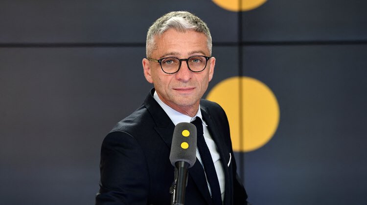 Lemonde24Fr's tweet photo. ⬛️ Jean-François #Achilli a été temporairement retiré de l'antenne de #Franceinfo après avoir été accusé d'avoir fourni une aide à Jordan #Bardella pour l'écriture de son #livre. https://t.co/zJ4S3KevBX