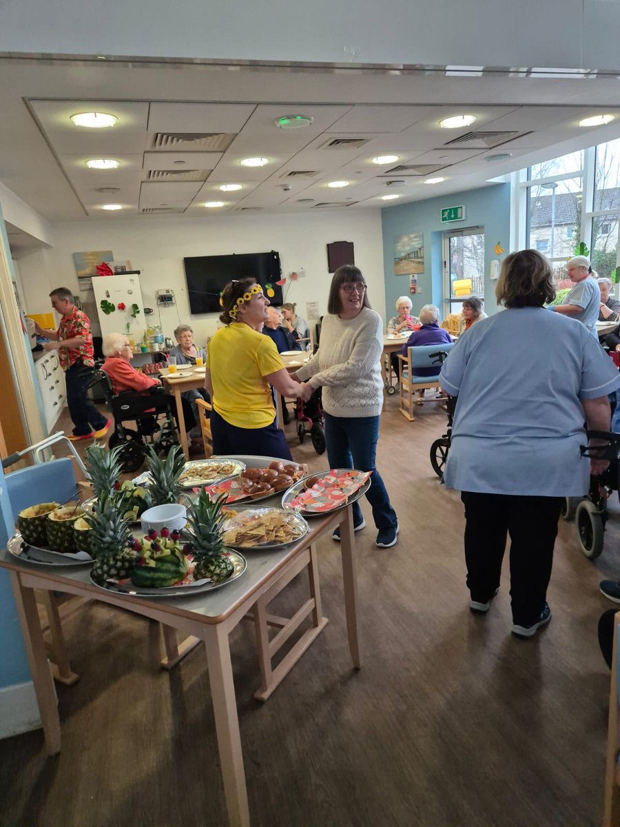 For #thirstythursday Crosslet House Care Home in @WDCouncil did a Hawaiian Mocktail day with residents 🍸🍍🌴