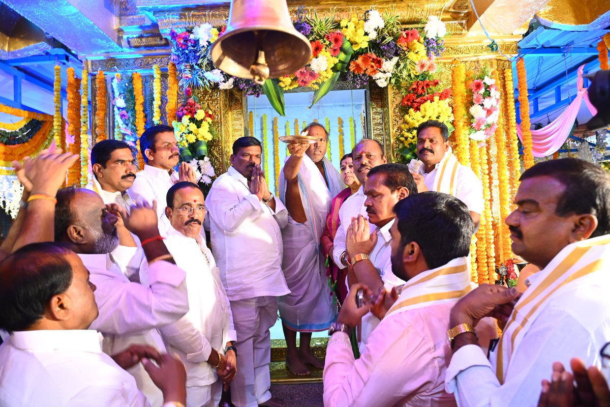 MKYTRS's tweet photo. వెలిమెల అనంత పద్మనాభ స్వామి వారి కళ్యాణ మహోత్సవంలో ముఖ్యఅతిథిగా పాల్గొన్న కార్పోరేటర్ మెట్టు కుమార్ యాదవ్.....

పటాన్చెరువు నియోజకవర్గ పరిధిలోని శ్రీ అనంత పద్మనాభ స్వామి వారి కళ్యాణ మహోత్సవంలో కార్పొరేటర్ మెట్టు కుమార్ యాదవ్ గారు ముఖ్యఅతిథిగా పాల్గొనడం జరిగింది. https://t.co/Z0IAMC3Imp