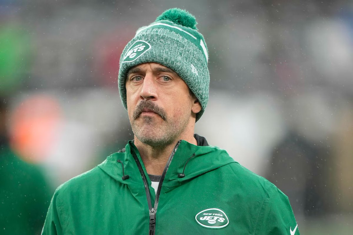JoJoFromJerz's tweet photo. Apparently, Aaron Rodgers has been telling people that the Sandy Hook massacre was “a government inside job” which the “media has been ignoring” and that the children were “crisis actors.”

Well fuck that and fuck him.
The fucking loser. https://t.co/kgU25laLqs