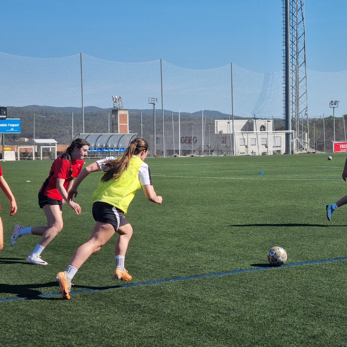 RUNSHAW_SES's tweet photo. Working hard in the heat. Men’s and ladies football academy with @GironaFC @RunshawCollege https://t.co/8YJO8QmWdt