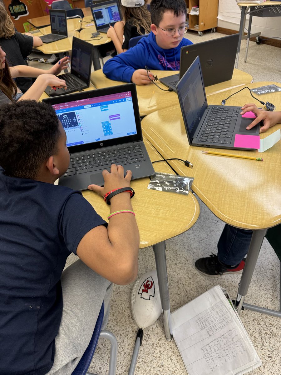 panorfle's tweet photo. 5th grade students using code and programing Microbits to show sound and light. ⁦@Taritzel11⁩ ⁦@sd_teaching⁩ ⁦@CentervilleVB⁩ ⁦@DrShewbridge⁩ ⁦@TechTeachVB⁩ https://t.co/YvlZp1iFpD