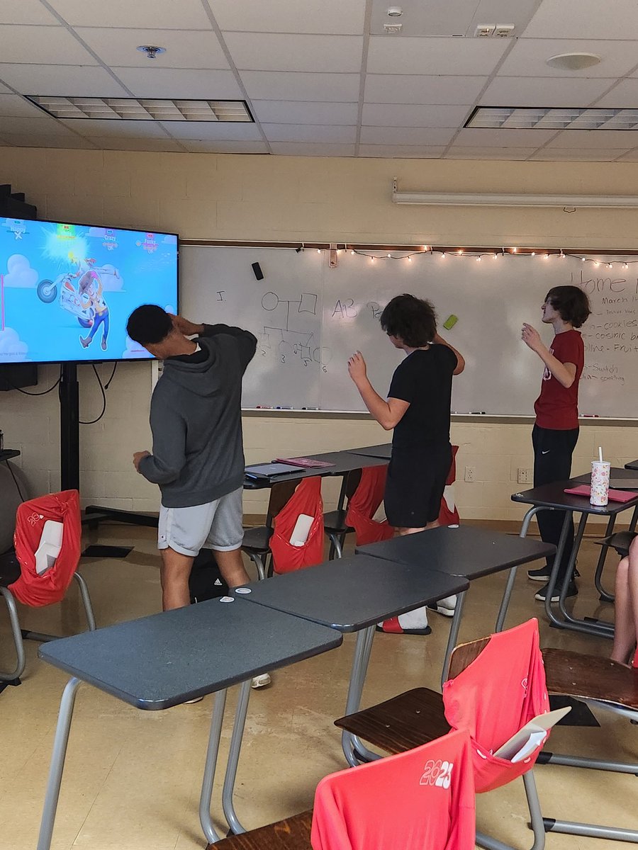 meltonkhs's tweet photo. Celebrating Spring Break starting tomorrow with a homeroom party today. #JustDance https://t.co/JeSLnMdoQH
