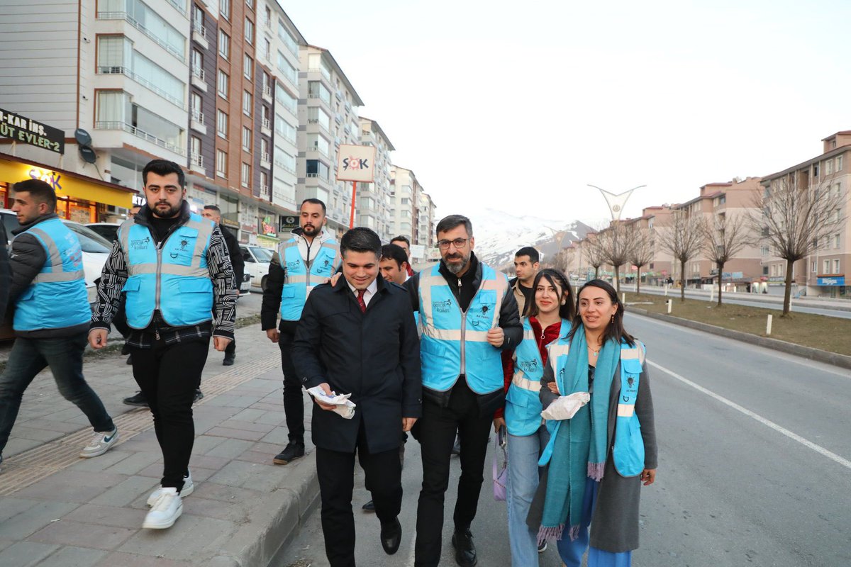 📌 Bitlis / İftara 5 Kala Bitlis Gençlik Kolları Başkanımız @dogandaldagul13 ve @akgenclikbitliss Teşkilatımızla beraber iftara geç kalan Bitlis’li Hemşehrilerimize iftarlık dağıttık.Liderimiz @RTErdogan selamlarını ileterek.Partimize destek istedik.