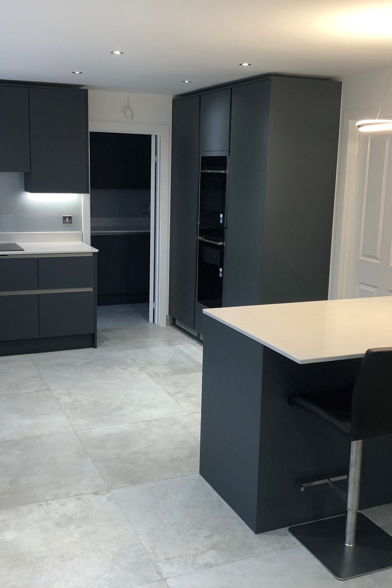 Discover the enduring charm of dark hues in kitchen design - a timeless choice that exudes elegance. Perfect for those who appreciate lasting sophistication in their space. 🖤✨⁠