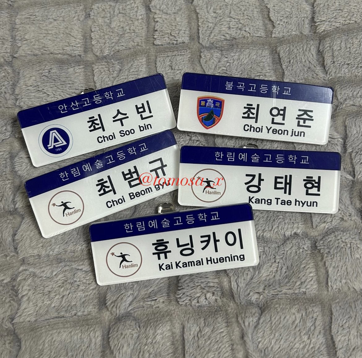 tomosa_x's tweet photo. [ 투모로우바이투게더 학교 명찰 입금폼 ]

#RT
추첨을 통해 한 분 원하시는 명찰 보내드려요♡ 

명찰 실물 너무 예쁘게 뽑혔어요....!! 뿌듯...
많은 관심과 사랑으로 입금폼 오픈했습니다!
많은 구매 부탁드려요!!!!

https://t.co/v6El25Hi3T https://t.co/JLOCI81jCg