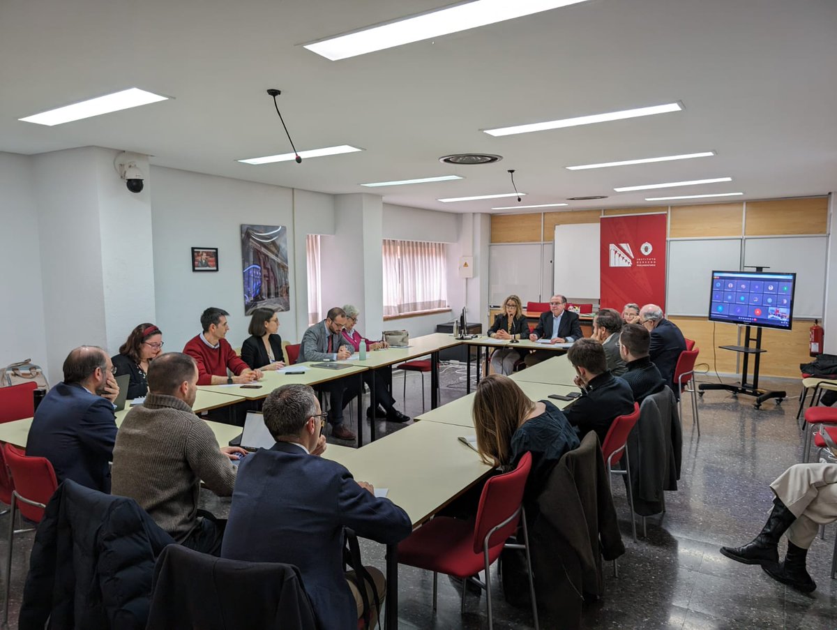 Iniciamos nuestro tradicional Seminario de Profesores con 'La expansión del veto presupuestario y del amparo parlamentario y sus límites: sobre la STC 167/2023' en sede @IDP_UCM de @ucm_derecho Intervienen: Piedad García-Escudero Márquez y Ma Garrote de Marcos. @Javiergaroca