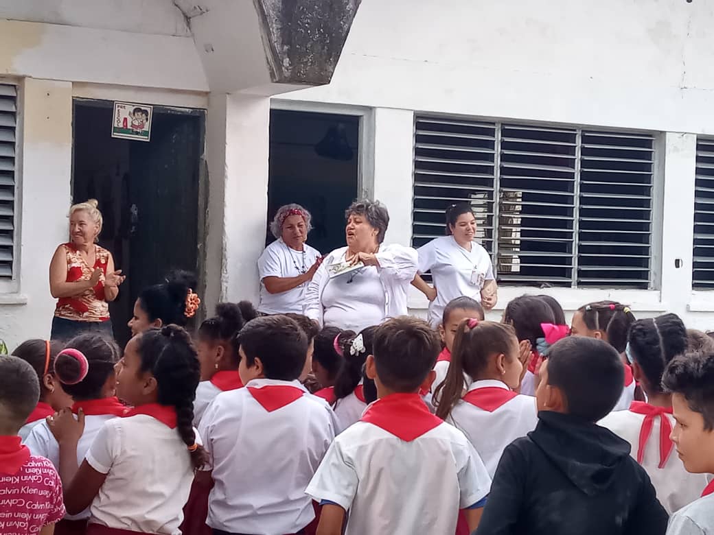 ✒️ Niurki Pérez García disfruta compartir con los niños, y a nosotros servirles de cómplices.

#FeriaDelLibro
#LeerEsCrecer