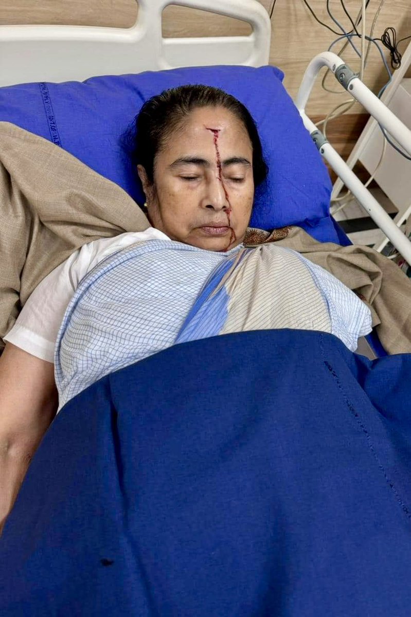 abhijitmajumder's tweet photo. CM lies unattended, without even first aid, as blood streams down her face.
This despite a doc team being with her 24x7.
Is it the terrible state of medical care in Bengal or the stellar standard of drama and performing arts?
PS: Backdrop is TMC blue and white.
#MamataBanerjee https://t.co/GZvsIKvm3q