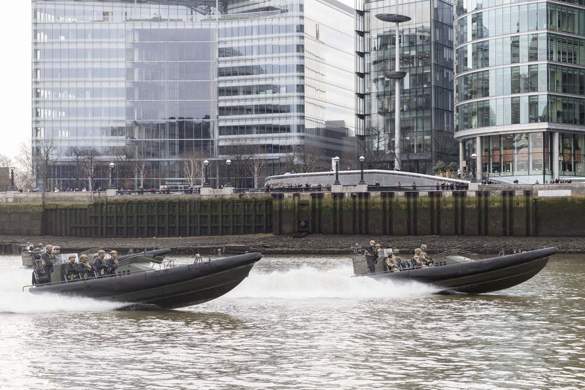 Meanwhile, in London... For only the second time in their long history @RoyalMarines have conducted the Ceremony of the Dues at the @TowerOfLondon, marking the start of their 360th anniversary celebrations. royalnavy.mod.uk/news-and-lates… ...arriving in style! 🗡