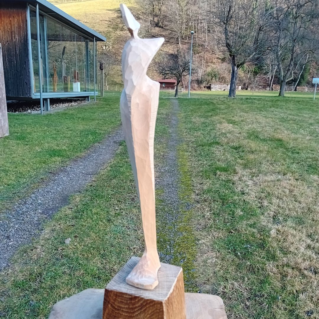 DerBaden's tweet photo. 👁️Entdecken Sie heute die neue Skulptur STEHENDE von Bildhauer Martin Schonhardt aus #Simonswald📲 https://t.co/oF8M4jDQef #skulptur #holzbildhauerei #holzbildhauer #holzbildhauerbawü https://t.co/gphRHm2UGj