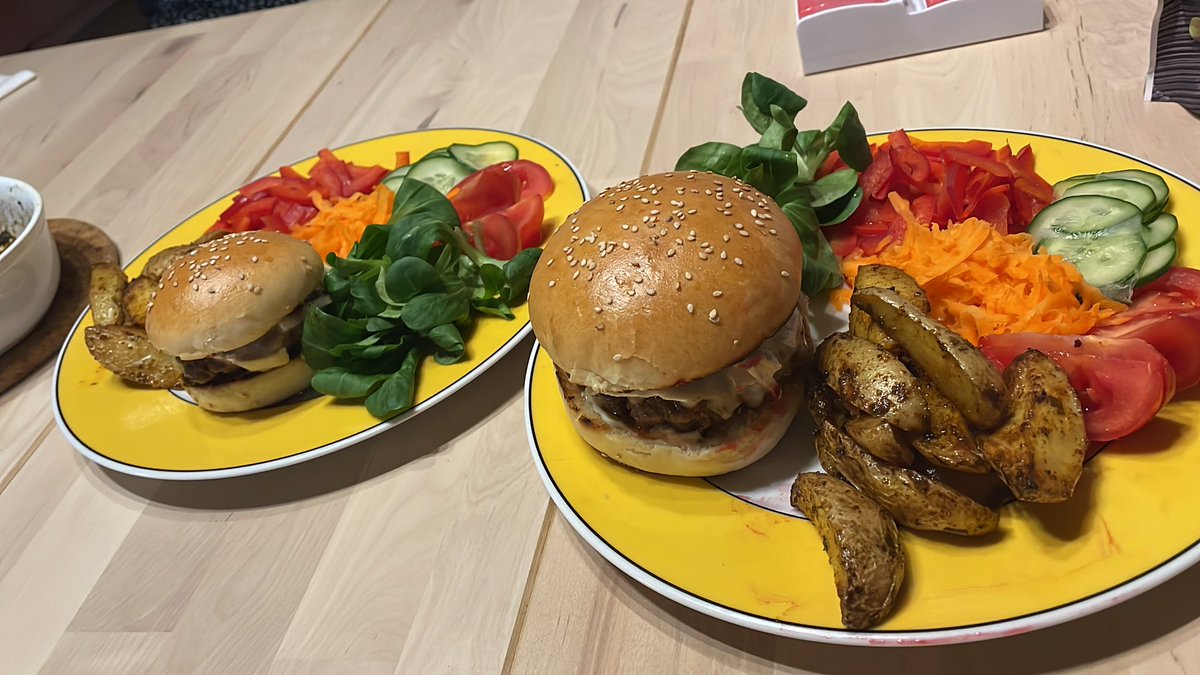 swissphoenix_ch's tweet photo. immer nur essen gross und klein https://t.co/WdT9lihO3K