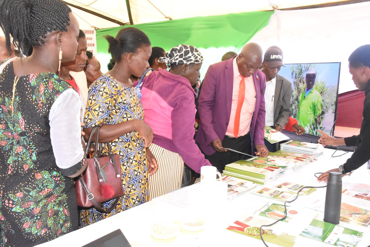 EAGrainCouncil's tweet photo. 37 exhibiting companies involved in agro-inputs, agri-equipment and machinery, market and trade linkages, finance, insurance, processing and renewable energy showcased their solutions. 

#climatesmarttechnologies #PracticesforSustainableFoodSystems https://t.co/yTp2btkUW7