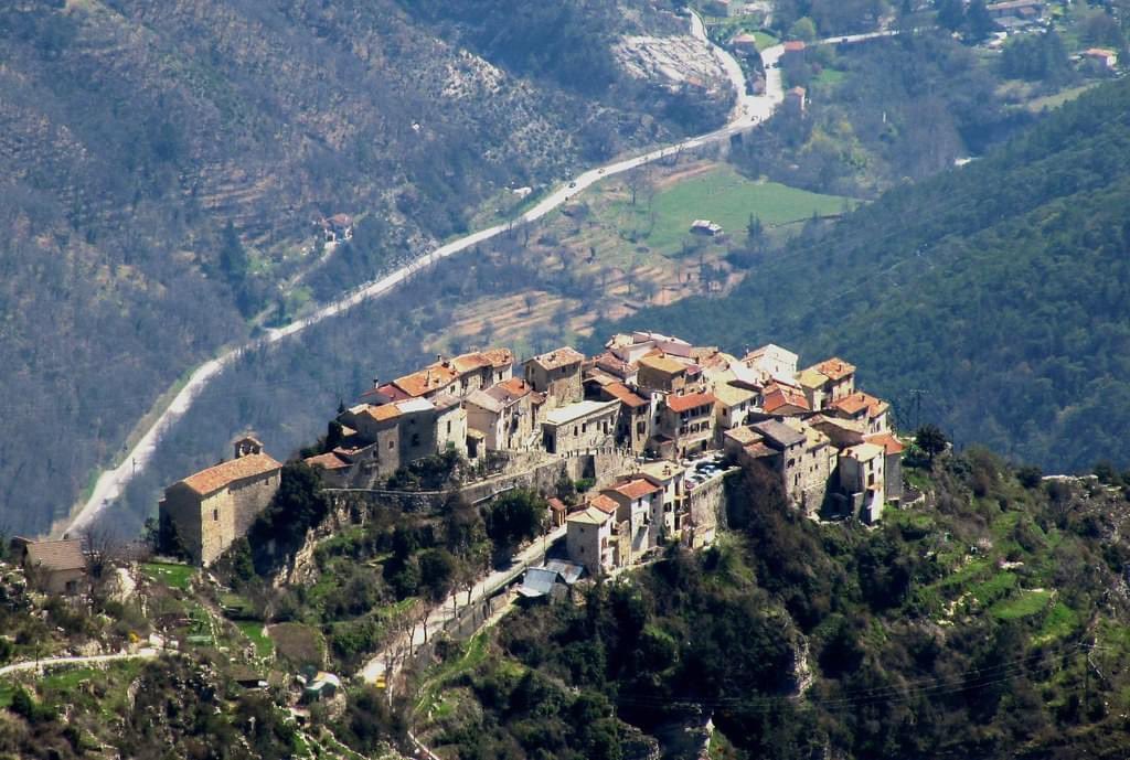 Bairols, petit village médiéval perché des Alpes Maritimes 💚🧡🩵