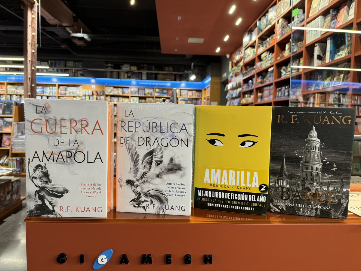 «La guerra ha acabado.
Y una nueva guerra acaba de empezar.»

Ya son cuatro los libros editados por Hidra de Rebecca F. Kuang. Tras #Amarilla💛, #Babel🖍️ y 'La guerra de la amapola'💥 ya tenemos disponible en Gigamesh 'La república del dragón' 🔥🐉