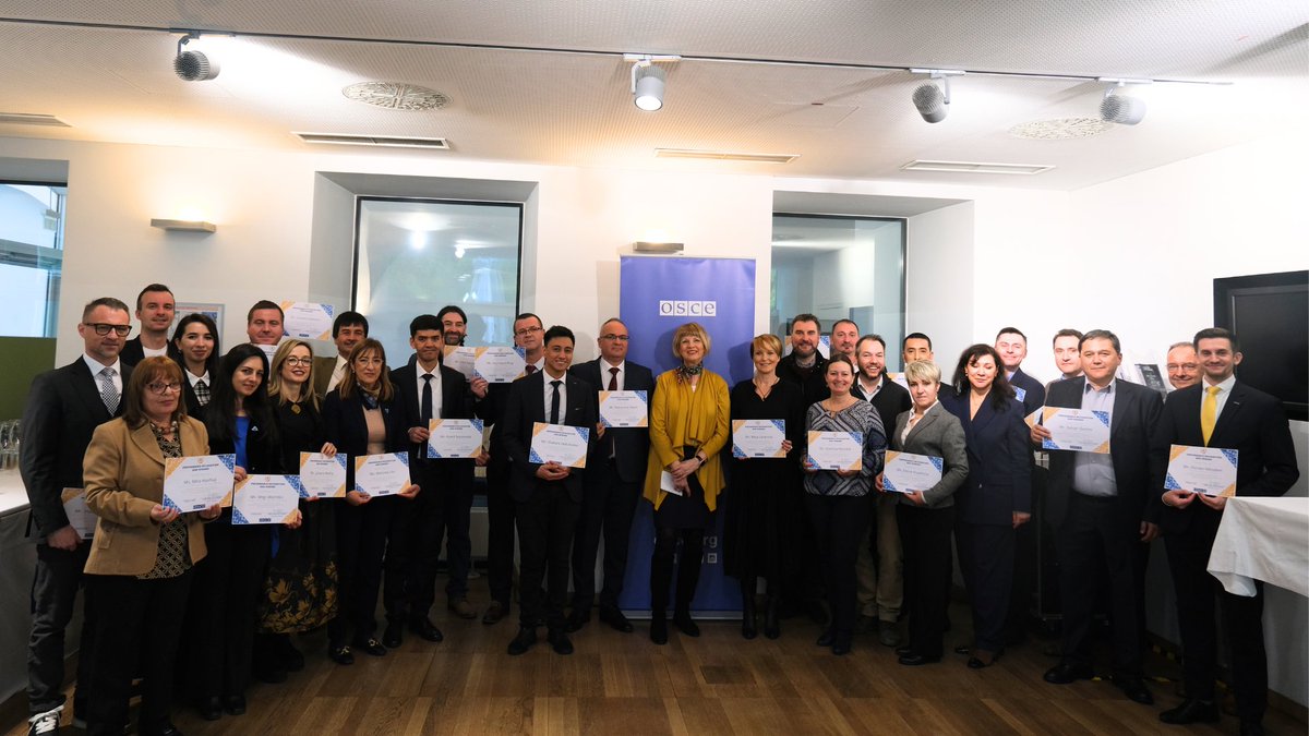 It is my pleasure to hand over the performance recognition award to these exceptionally dedicated colleagues within the @OSCE. Thank you for your hard work, creativity and perseverance - you are a great asset for our organisation 🙌