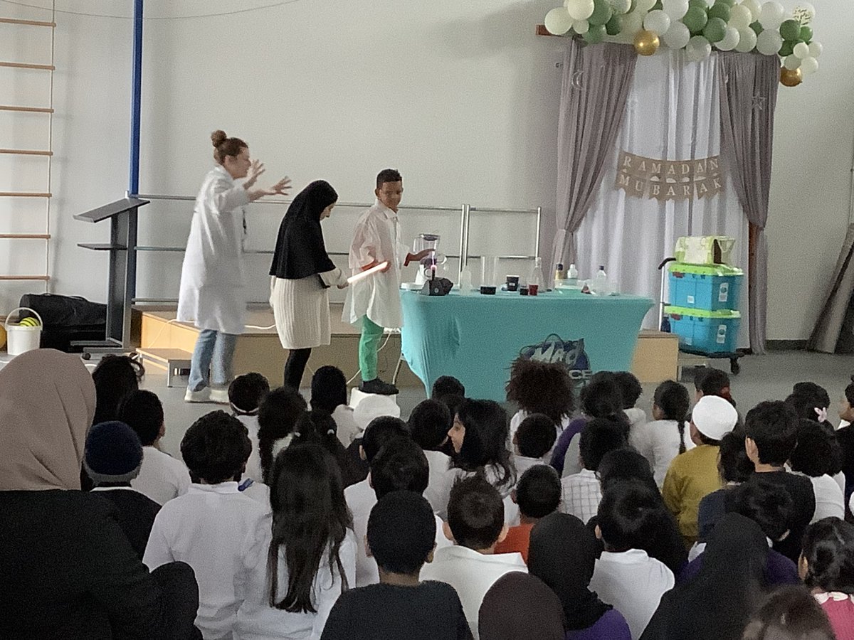 olive__preston's tweet image. A session with Mad Science to start our Science Super Learning Day. #BritishScienceWeek2024 #ScienceSuperLearningDay #Hypothesis #Experiments #BuddingScientists #Inspired #Ambition #WeAreSTAR
