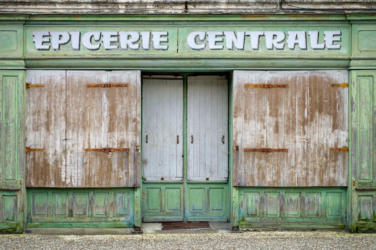 Alpiximages's tweet photo. Epicerie Centrale à #Jonzac en #CharenteMaritime c'est tout vert #greenshop #commerce #petitcommerce #proximité #centreville #achatlocal #cestouvert #closed #nouvelleaquitaine #France #photo_travelers #photography #fujifilm_xseries #fujifilmXT3 #xf1855mm @fujifilmfrance https://t.co/yLwhCoETah