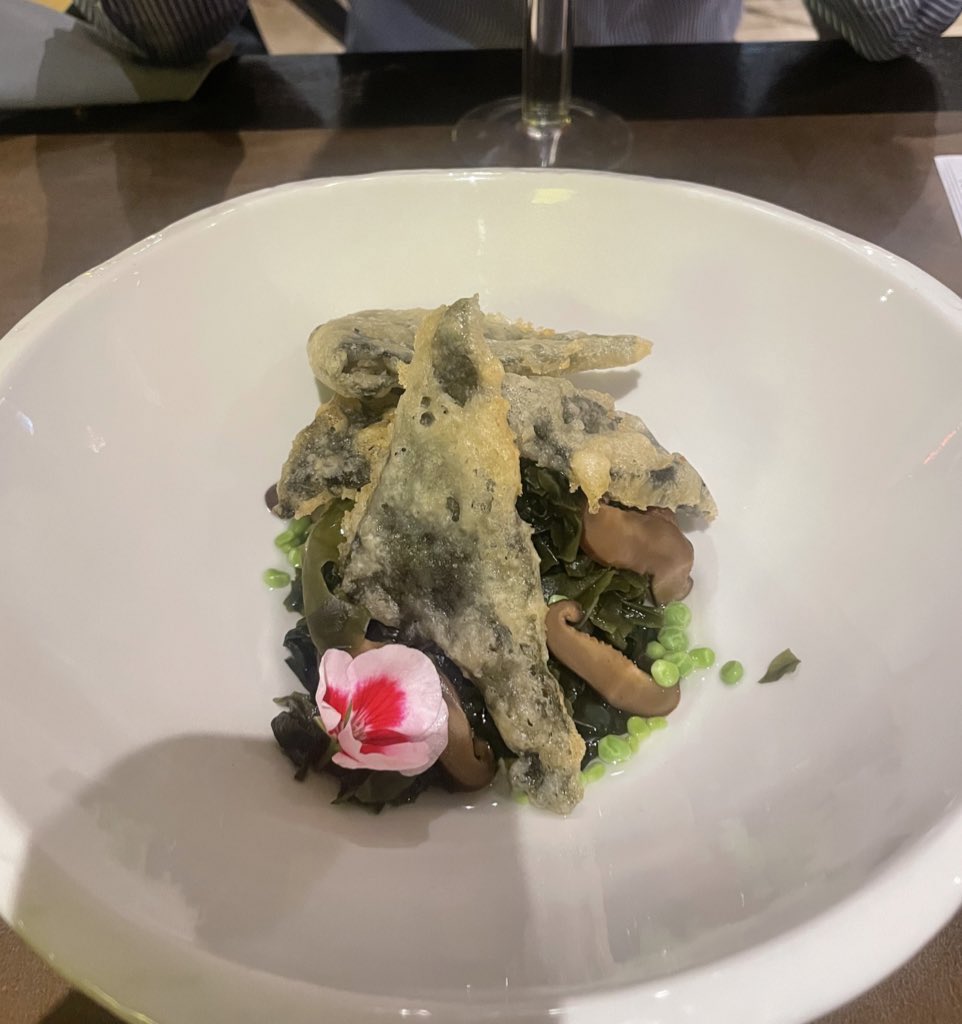 rcvanessam's tweet photo. @HanzoEcuador: para empezar nos sirvieron un pisco sour con un pequeño pelo en el limón del cóctel, luego la ensalada midori que decía tener “edamame” en los ingredientes pero nos encontrarnos  con alverjas y tampoco era un “mix” de algas sino un solo tipo. Menú engañoso. https://t.co/BkVgWp556Z