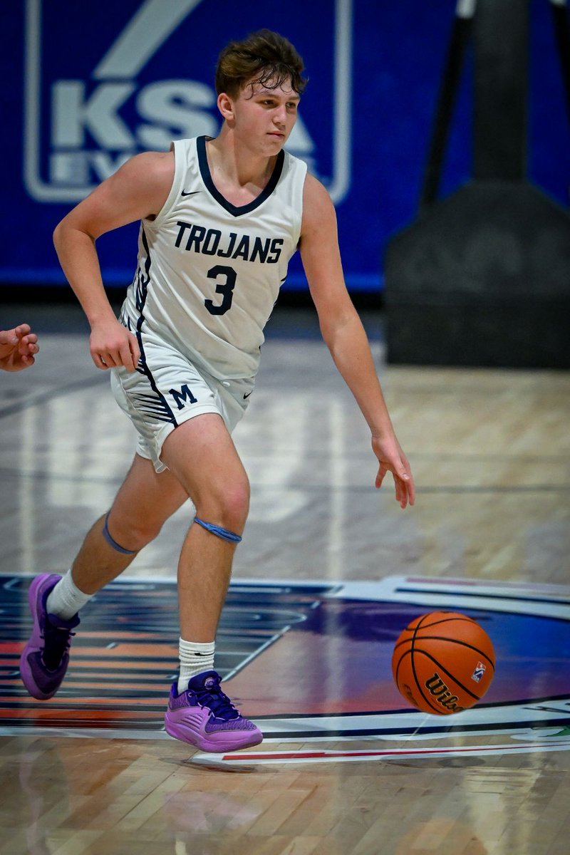 lucysfirststep's tweet photo. Congratulations on a great senior season to my Defensive Beast #Moondog https://t.co/ERUh2hycph
