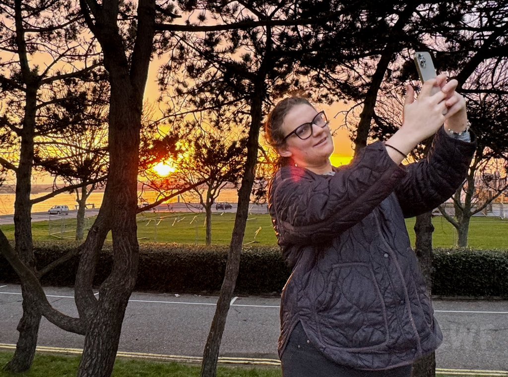 Sunset selfie

#photography #portraitphotography #sunsetphotography #landscapephotography #waterphotography #fineartphotography #iphonephotography #portrait #selfieportrait #winterportrait #sunsetportrait #selifie #sunsetselfie #sunset #citysunsets