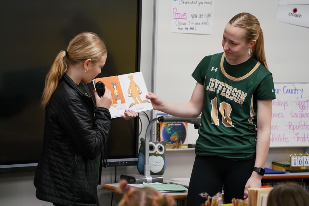 SFJeffersonGBB's tweet photo. Last week our Players and Cheerleaders got to serve at Discovery Elementary and Hayward Elementary!! Was so great to spend time with some future Cavs ๐๐ค๐๐ #AllMeansAll #CreatingCavCulture #<TOGETHER3 https://t.co/2xuhjiJZmR