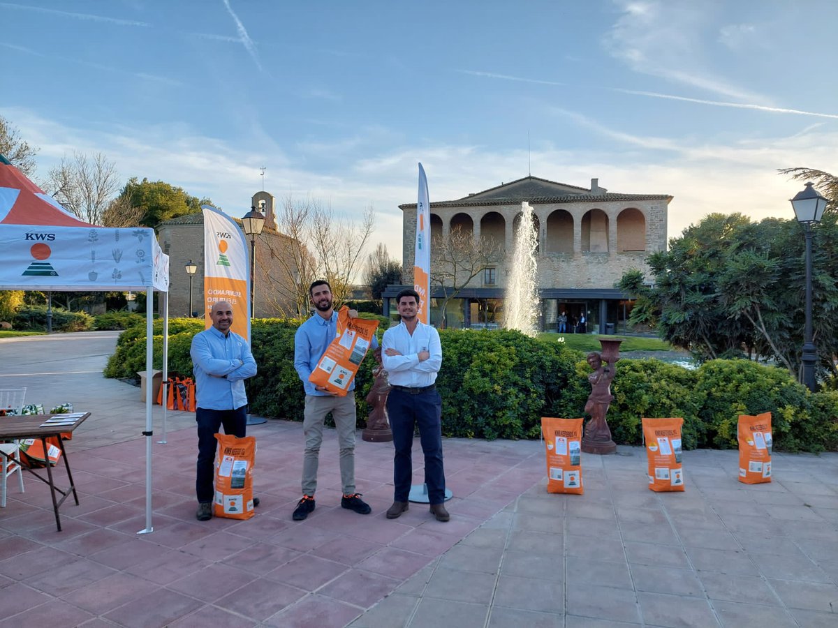 KWS_Semillas's tweet photo. Esta semana tenemos el placer de contar con la compañía de Santiago Vacca, experto en #maíz en KWS Argentina, que está impartiendo varias charlas por el norte del país. 🌽🗒
#KWSEspaña #sembrandoelfuturo https://t.co/JZATygE3Sl
