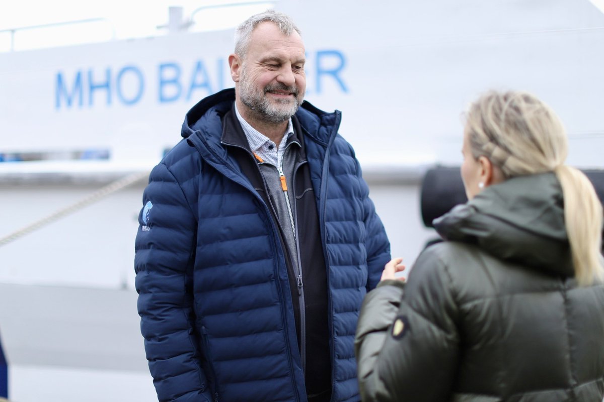Rikkejohan's tweet photo. En festdag i Esbjerg, hvor MHO-Co A/S ene af to nye hybrid CTVer ‘Balder’ blev navngivet. Balder og hendes søsterskib er first-of-its-kind hybrid CTV. De har fire eldrevne drivlinjer og en niende “Dual fuel” metanol generator eller en hybrid brændselscelle #dkgreen #blaadk #dkbiz https://t.co/t7bmOZWZQR