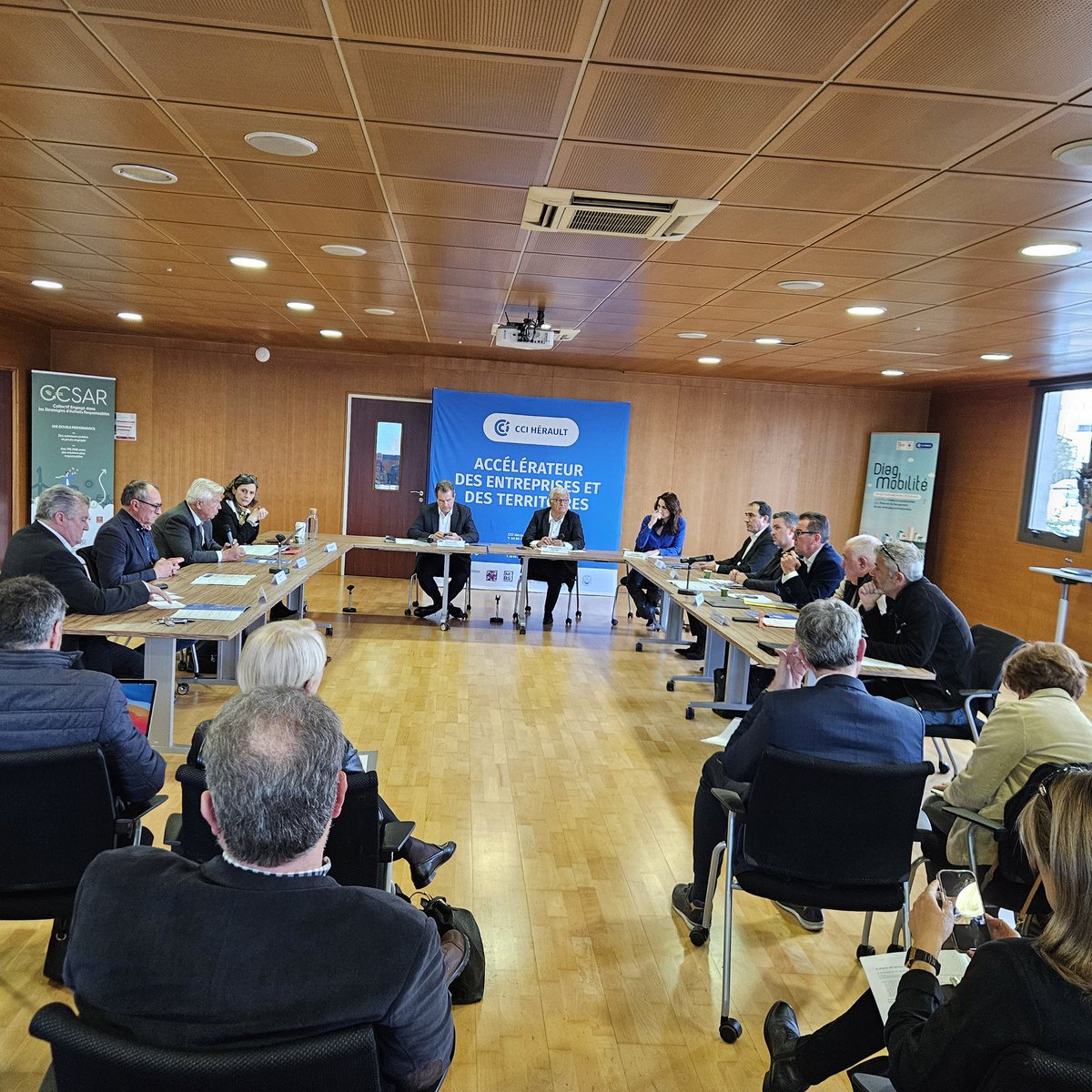mtpinfos's tweet photo. Présentation du Manifeste  Crise de production de logements : quelles solutions ? 
L.VILLARET, Pdt FPI Occitanie
G. Comos, Pdt FFB 34
P. Roussel, Pdt UNAM LR
J.Rossi, Pdt FNAIM 34

Enjeu réel : la crise subie  met en danger entre 5 /10 000 emplois sur notre territoire. https://t.co/JDIg95V0zd