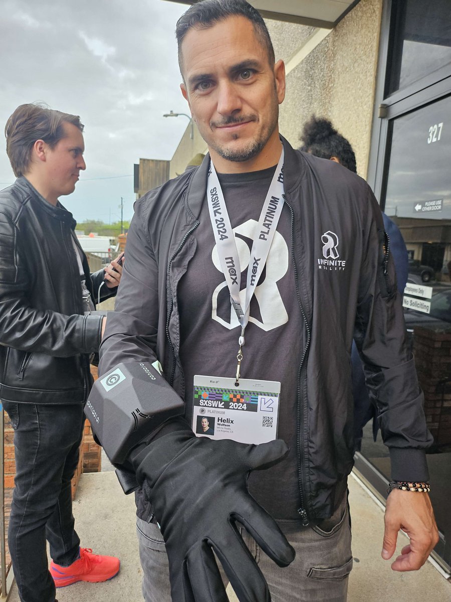 SXSW always brings an amazing group of individuals across the technology industry, and we love bringing Maestro EP along for the ride! Here's a shot of Helix Wolfson from @Infinite_iR trying it on for the first time this week at SXSW 2024. Still haven't tried a demo of Maestro…