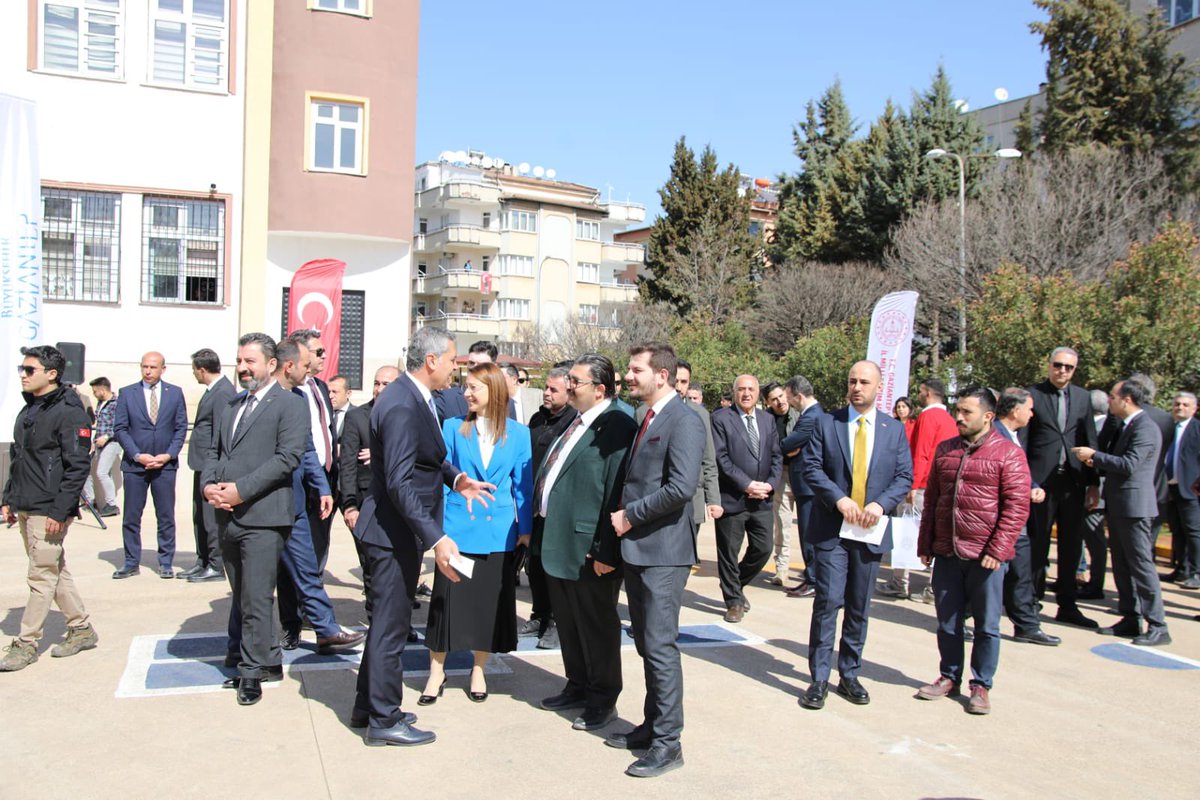 Milli Eğitim Bakanımız Yusuf Tekin, TBMM Grup Başkanvekilimiz Sn. @abdulhamitgul, Büyükşehir Belediye Başkanımız Sn. @FatmaSahin ve milletvekillerimiz ile birlikte Gönüllü Hizmet Vakfı İnal Aydınoğlu İlkokulu'nda öğrencilerimizle buluştuk. Öğrencilerimizle neşeli sohbetler