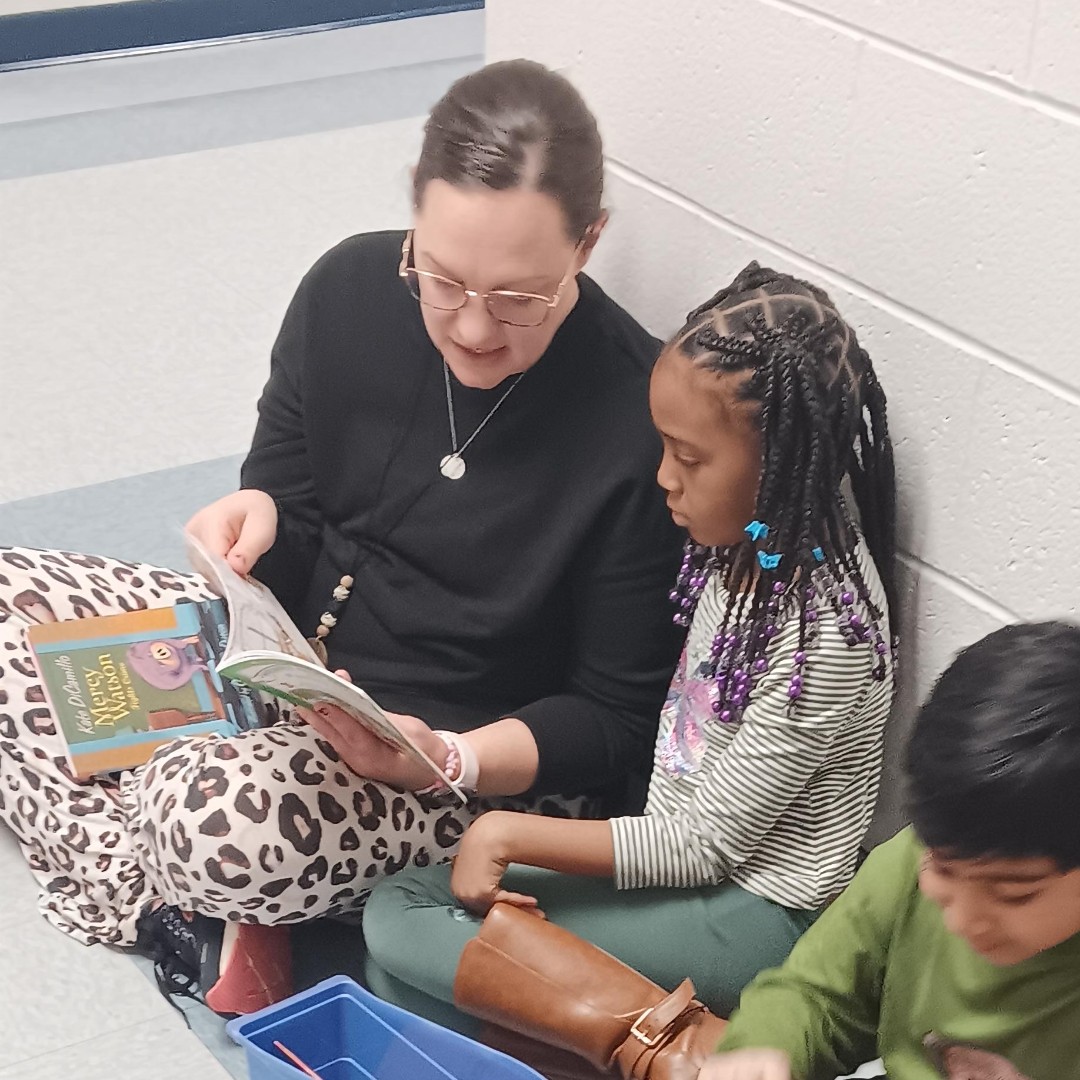 SCPSchools's tweet image. 📚 Spring Break is the perfect time to read! Check out these heartwarming photos from @conwayelemsch's Pajama Jam - Hallway Read-A-Thon during Read Across America Week. Let's keep the reading spirit alive! 🌟 #StaffordSchools #SpringBreakReading #ReadAcrossAmerica 📖🌸