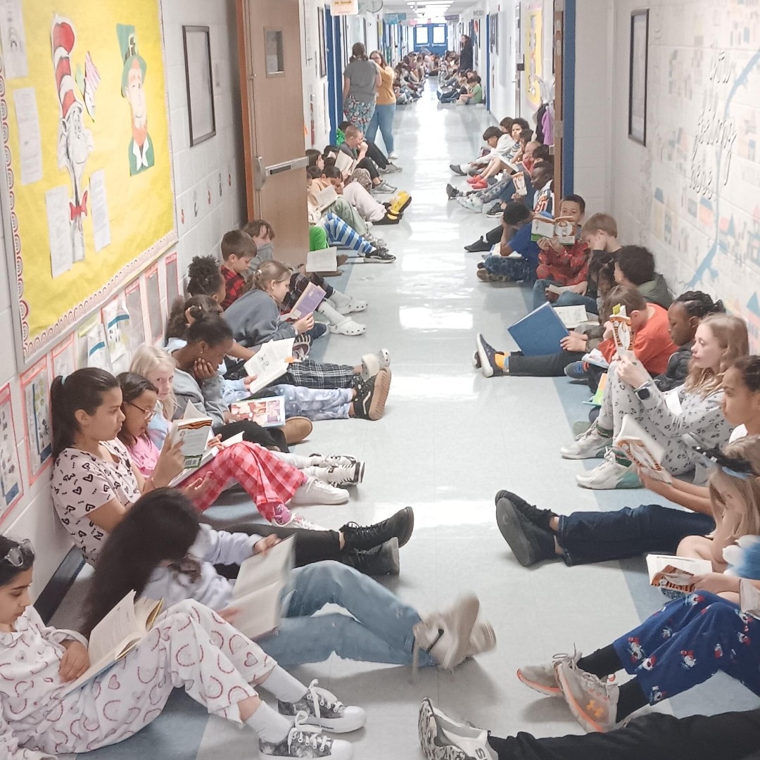 SCPSchools's tweet image. 📚 Spring Break is the perfect time to read! Check out these heartwarming photos from @conwayelemsch's Pajama Jam - Hallway Read-A-Thon during Read Across America Week. Let's keep the reading spirit alive! 🌟 #StaffordSchools #SpringBreakReading #ReadAcrossAmerica 📖🌸