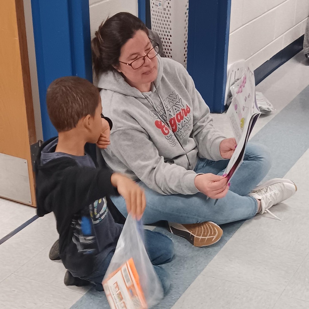 SCPSchools's tweet image. 📚 Spring Break is the perfect time to read! Check out these heartwarming photos from @conwayelemsch's Pajama Jam - Hallway Read-A-Thon during Read Across America Week. Let's keep the reading spirit alive! 🌟 #StaffordSchools #SpringBreakReading #ReadAcrossAmerica 📖🌸
