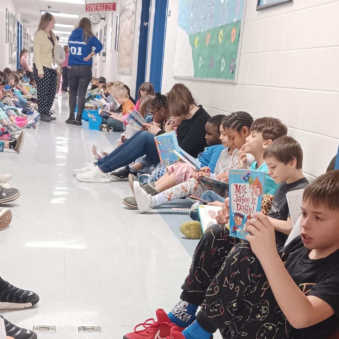 SCPSchools's tweet image. 📚 Spring Break is the perfect time to read! Check out these heartwarming photos from @conwayelemsch's Pajama Jam - Hallway Read-A-Thon during Read Across America Week. Let's keep the reading spirit alive! 🌟 #StaffordSchools #SpringBreakReading #ReadAcrossAmerica 📖🌸