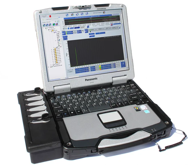 TOUGHBOOK、たまらん。仮想環境のXPで専用ソフト動かしてたら、心が踊る。「XPなんて、俺のガキの頃でも遺物扱いだったぞ」って先輩メカニックが愚痴をこぼしながら雑に扱ってたら最高だ。 