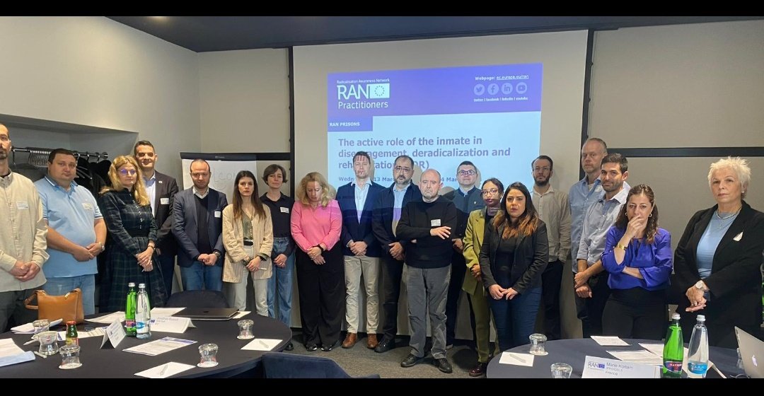 Esta mañana en Praga en Reunión grupo de prisiones de la RAN, han guardado un minuto de silencio en memoria de nuestra compañera asesinada.  Y nuestra secretaria poniendo al mismo nivel victima y asesino. <a href="/AcaipCat/">ACAIP CATALUNYA</a> <a href="/AcaipSindicato/">ACAIP</a>
<a href="/acaldero2/">Amand Calderó</a> <a href="/gemmaubasart/">gemma ubasart</a>  <a href="/elperiodico/">El Periódico</a>
DEP Nuria