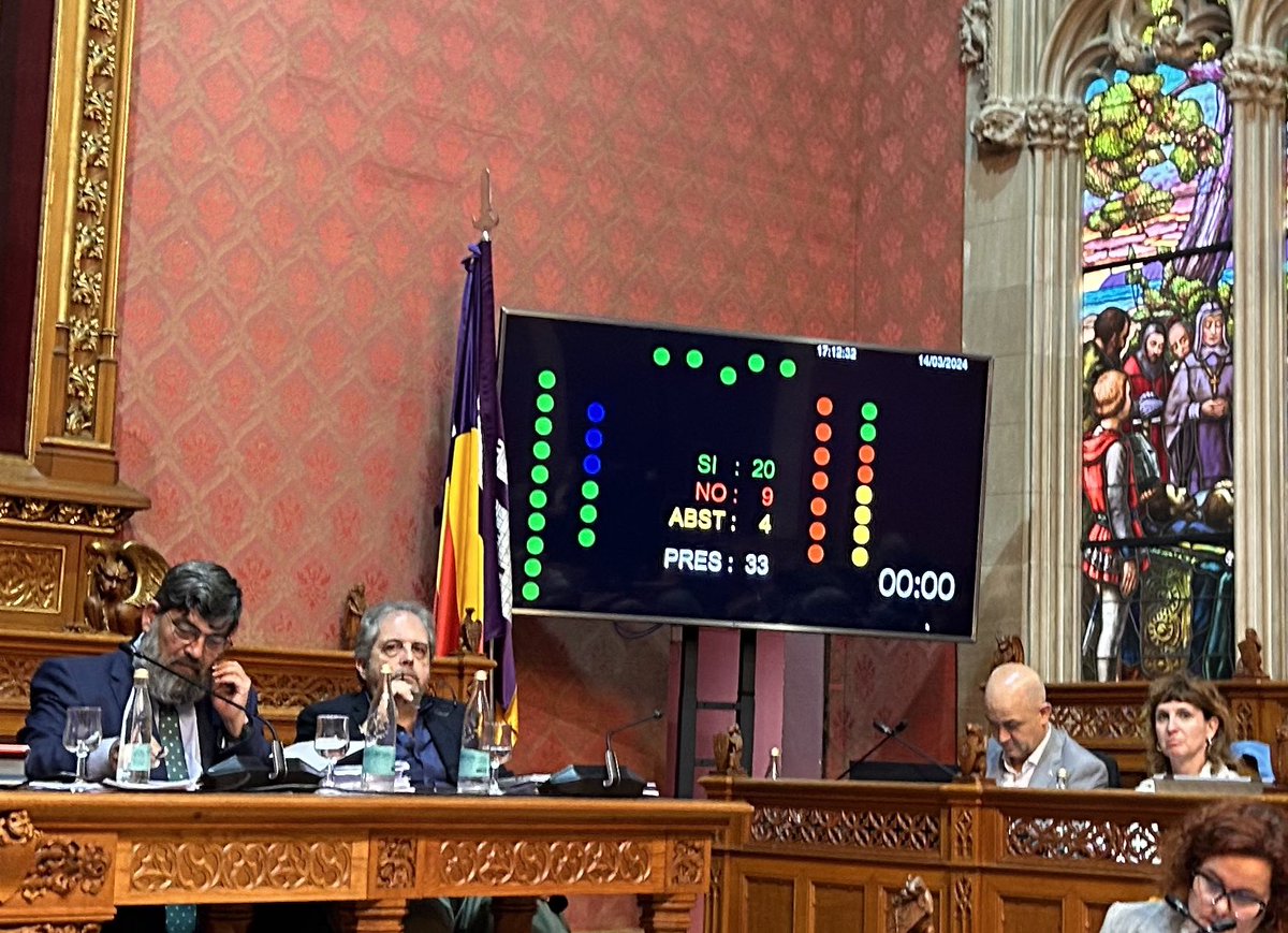 MNuriaRiera's tweet photo. El @ConselldeMca ha aprobado exigir explicaciones políticas a Armengol por la trama socialista Koldo de Balears, con los votos a favor PP VOX PI y la abstención de MES.
#Cladera se ha quedado SOLA defendiendo a la Señora de las mascarillas... #ArmengolDimisión https://t.co/SahRZxM0oE