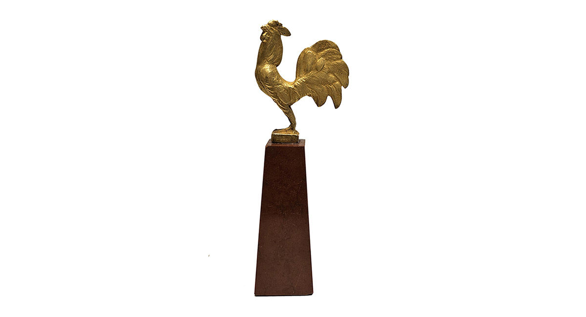 Renato Brozzi (Traversetolo 1885 – 1963), Il Gal d’or

Scultura in bronzo dorato su base di marmo antico di cm 10,5 x 4 x 2 (inclusa base) firmata in basso.

Questa scultura riproduce una spilla che Renato Brozzi aveva creato per Gabriele D’Annunzio